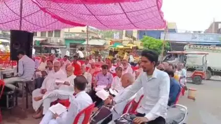 लालसोट: एनएसयूआई के दिवंगत प्रदेशाध्यक्ष की पुण्यतिथि पर लालसोट के अशोक सर्किल पर संगीतमय सामूहिक सुंदरकांड का पठन किया गया