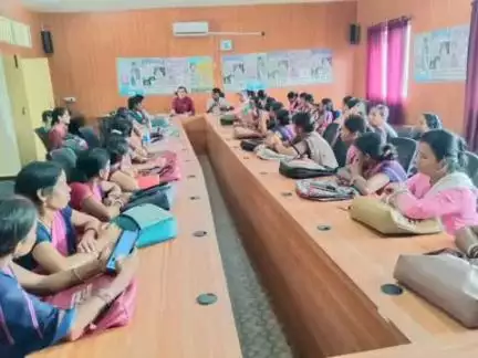 मरकच्चो: प्रखंड मुख्यालय के सभागार में मतदान केंद्रों के अवलोकन के लिए मंगलवार को बीएलओ की हुई बैठक
