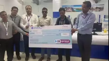 अन्ता: भारतीय स्टेट बैंक शाखा अंता ने खाताधारक अनुराग सुमन को दिया ₹5 लाख की बीमा राशि का चेक