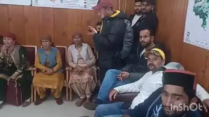 रोहड़ू: चांशल घाटी पर वन विभाग द्वारा कराए जा रहे ऑक्शन को लेकर स्थानीय लोगों ने आज DFO रोहडू से की मुलाकात
