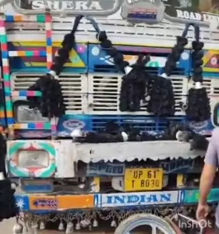 धनघटा: धनघटा चौराहे पर ट्रक ने मोटरसाइकिल को मारी ठोकर, कोई हताहत नहीं