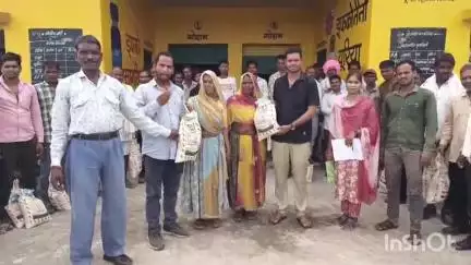 अरनोद: लालगढ़ में खेत-खलिहानों की पैदावार बढ़ाने के लिए कृषकों को मक्का मिनी किट का किया गया वितरण