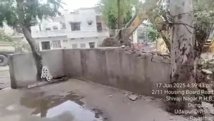 डूंगरपुर: नगर परिषद की टीम ने हाउसिंग बोर्ड क्षेत्र के शिवाजी नगर में पार्क की जमीन से हटाया अतिक्रमण, शौचालय व चारदीवारी को तोड़ा