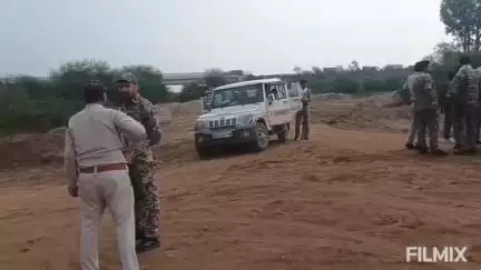 मुरैना: चंबल राजघाट पर अवैध रेत पर वन विभाग और पुलिस की संयुक्त कार्रवाई, रेत नष्ट, ट्रैक्टर ट्रॉली ज़ब्त