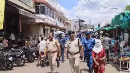 अकलेरा: अकलेरा पुलिस ने रेपिड एक्शन फोर्स के साथ नगर के संवेदनशील क्षेत्रों में निकाला फ्लैग मार्च