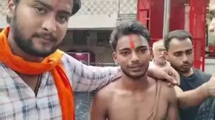खागा: भगवान राम को गाली देने वाले युवक की पिटाई, बजरंग दल के लोगों ने हनुमान मंदिर में तिलक लगाकर मांगी माफी, अटल तिराहा