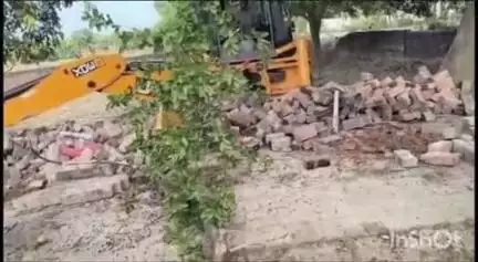 प्रतापगढ़: बिहारगंज बाजार गोलीकांड में फरार नामजद आरोपियों के घर पर गरजा बुलडोजर