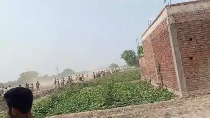 प्रशासन की गुंडागर्दी बिना मुआवजा दिए ,खड़ी फसल को नष्ट किया बिना किसान को कोई सूचना दिए