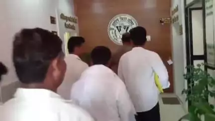 अकोला: जि.प.बांधकामातील भ्रष्टाचार, जलजीवन मिशनचा घोळ आणि शाळांतील सक्तीविरोधात वंचित आघाडीचे सीइओंना निवेदन