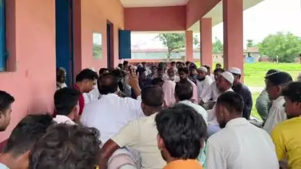 कोचाधामन: पुरानी हाट बरबट्टा में सामाजिक बैठक में दो पक्षों के बीच चल रहे विवाद का हुआ निपटारा