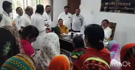 औसा: औसा येथील तक्रारदारांना सोबत घेऊन शिवसेना उबाठा गटाचा तहसील कार्यालयावर  हल्लाबोल ! निवेदन देऊन,घेतले आश्वासन