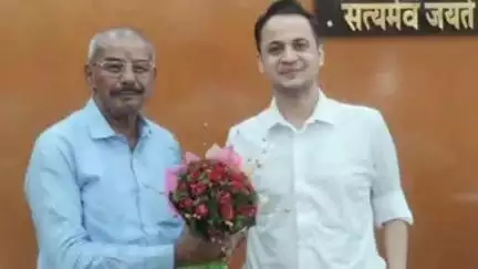 मधुबनी: मेयर सह भाजपा राष्ट्रीय परिषद सदस्य अरुण राय ने डीएम आनंद शर्मा का स्वागत किया