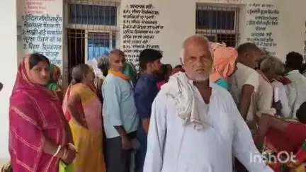 शंभूगंज: शंभूगंज प्रखंड के आरटीपीएस काउंटर पर जीवन प्रमाणन के लिए उमड़ी पेंशनधारियों की भीड़
