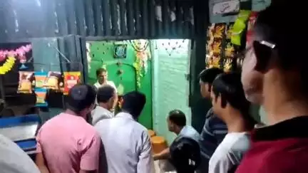 ধূপগুড়ি: ধুপগুড়ি সিনেমা হল পাড়ায় ক্রেতা সেজে সোনার দোকানে চুরি ঘটনায় ব্যাপক চাঞ্চল্য,ঘটনাস্থলে পুলিশ
