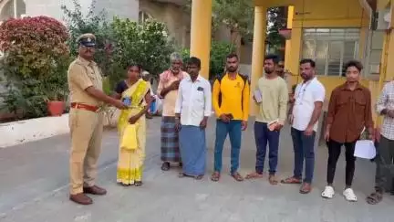 ಚಳ್ಳಕೆರೆ: ನಗರದ ಪೊಲೀಸ್ ಠಾಣೆ ಆವರಣದಲ್ಲಿ ಕಳುವಾಗಿದ್ದ ಮೊಬೈಲ್ ಗಳು ವಾರಸುದಾರರಿಗೆ ಹಸ್ತಾಂತರ