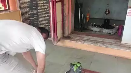 दिंडोरी: वनी येथील जगदंबा मातेच्या पटांगणात असलेल्या महादेव मंदिराच्या पिंडीवरून नागोबाची चोरी