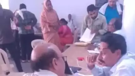 पिपरिया: पिपरिया तहसील कार्यालय में नायब तहसीलदार ने सुनी लोगों की जनसमस्या, किया निराकरण