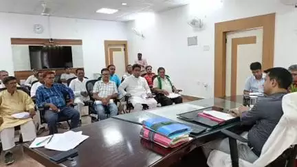 बेतिया: चुनाव तैयारी को लेकर डीएम की अध्यक्षता में राजनीतिक दलों की बैठक संपन्न