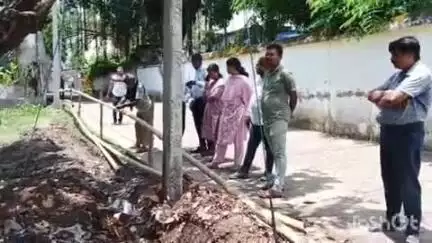 शंभूगंज: शंभूगंज व्यापार मंडल की जमीन से प्रखंड के प्रशासनिक पदाधिकारी ने हटाई घेराबंदी