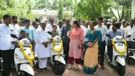 ಆಳಂದ: ಪಟ್ಟಣದಲ್ಲಿ ತ್ರಿಚಕ್ರ ವಾಹನ ವಿತರಣೆ ಮಾಡಿದ ಶಾಸಕ ಬಿಆರ್ ಪಾಟೀಲ್