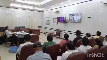 छपरा: मुख्य सचिव की अध्यक्षता में योजनाओं के क्रियान्वयन को लेकर ज़िलों के जिलाधिकारी से वीडियो कॉन्फ्रेंसिंग