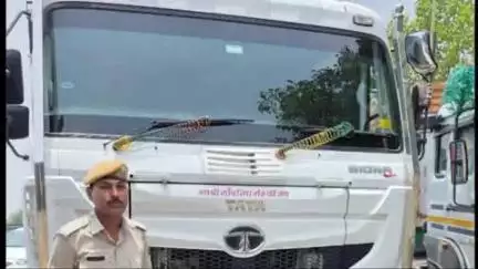 टोंक: बरौनी थाना पुलिस ने मंडावर बनास नदी में अवैध बजरी के मामले में एक डंपर और एक लोडर किया ज़ब्त