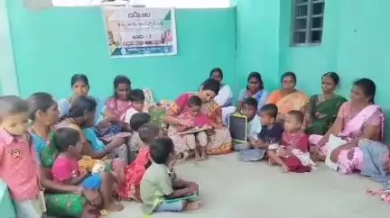 బెల్లంపల్లి: అమ్మ మాట బడిబాట కార్యక్రమంలో భాగంగా ఆవడం గ్రామంలో చిన్నారులకు అక్షరాభ్యాసం కార్యక్రమం నిర్వహించిన ఉపాధ్యాయురాలు స్వర్ణలత