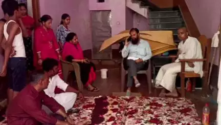ओबरा: बभंनडीहा पंचायत के पूर्व मुखिया के निधन पर बीडीओ ने खरांटी जाकर परिजनों से की मुलाकात