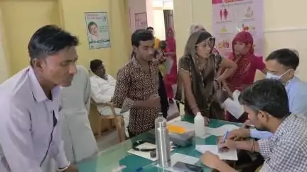 मनोहरथाना: मनोहरथाना सीएचसी में ओपीडी 500 के पार हुई, मोसमी बीमारियों के मरीजों की संख्या बढ़ी