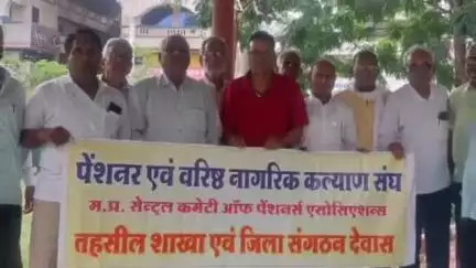 देवास नगर: मल्हार स्मृति मंदिर में पेंशनर एवं वरिष्ठ नागरिक संघ की बैठक, अहमदाबाद हादसे में दिवंगत लोगों को श्रद्धांजलि