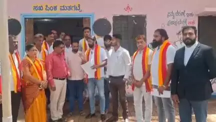 ಕಿತ್ತೂರು: ಕಿತ್ತೂರು ಪಟ್ಟಣದಲ್ಲಿ ಪಟ್ಟಣ ಪಂಚಾಯತಿ ವ್ಯಾಪ್ತಿಯಲ್ಲಿನ ಅಂಗಡಿ ಮುಗ್ಗಟ್ಟುಗಳಿಗೆ ಕನ್ನಡ ಕಡ್ಡಾಯಕ್ಕಾಗಿ ಕರವೇ ಕಾರ್ಯಕರ್ತರ ಆಗ್ರಹ