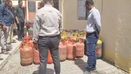 जळगाव: आसोदा रोडवरील मोहन टॉकीज परिसरात अवैधपणे घरगुती गॅसचा काळाबाजार; तिघांना अटक, ६१ गॅस सिलेंडर जप्त
