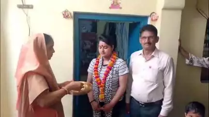 सिरसागंज: गांव धर्मनगर में बेटी के पुलिस में चयनित होने पर परिवार में खुशी, लोगों ने जोरदार स्वागत किया