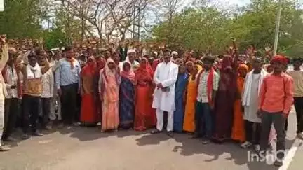 श्योपुर: फॉरेस्ट नाकेदारों पर छेड़छाड़ और झोपड़ी में आग लगाने का आरोप, विधायक के नेतृत्व में आदिवासियों ने एसपी दफ्तर घेरा