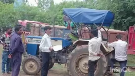 कुरूद: ग्राम पंचायत सेमरा बी में खारुन नदी से रेत चोरी कर रहे तीन टैक्टर को भखारा तहसीलदार ने किया ज़ब्त