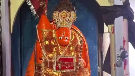 कन्नौज: कन्नौज शहर के रामनरायन चैराहा स्थित हनुमान मंदिर में हनुमान चालीसा का पाठ हुआ, आरती के बाद भक्तों को बांटा गया प्रसाद