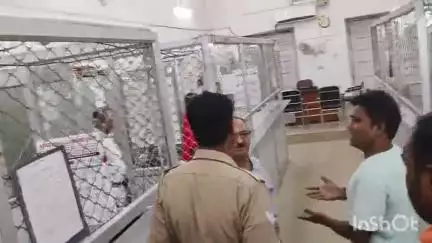 सहारनपुर: डीएम कार्यालय में आवास स्थानांतरण को लेकर 6 माह से तहसील के चक्कर लगा रहे युवक ने किया हंगामा