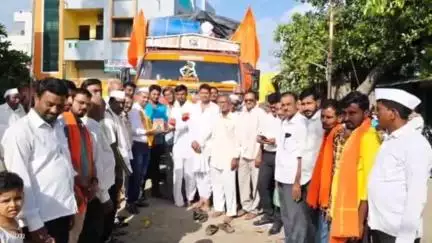 सेनगाव: अप्पास्वामी प्रवेशद्वार येथुन टाळ मृदंगाच्या गजरात पालखी सोहळा पंढरपूरच्या दिशेने प्रस्थान