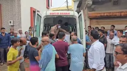 મહેમદાવાદ: પ્લેન ક્રેસની દુર્ઘટનામાં વણસોલીના રૂદ્ર પટેલનું દુઃખદ મોત નીપજતા તેના પાર્થિવ દેહને વતન લાવી તેની અંતિમયાત્રામાં કઢાઈ
