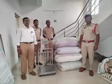 అలంపూర్: కేశవరం గ్రామంలో నకిలీ లూజు వేతనాలు పట్టివేత