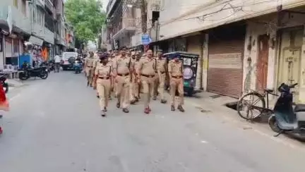 शाहजहांपुर: त्यौहारों को लेकर सतर्क हुई पुलिस, कोतवाली क्षेत्र में एसपी ने किया फ्लैग मार्च