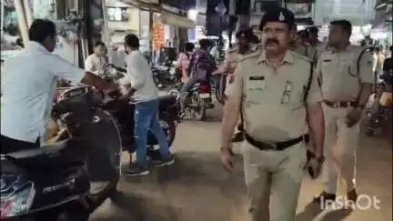 कटनी नगर: माधव नगर में ट्रैफिक व्यवस्था सुधारने के लिए टीआई अभिषेक चौबे के नेतृत्व में पैदल मार्च, पुलिस बल मौजूद