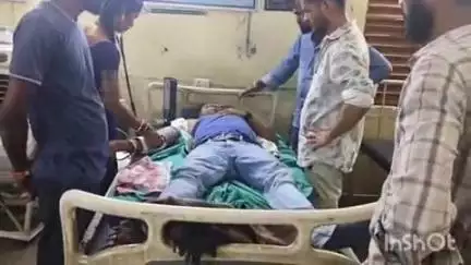 बरियातु: बरनी ग्राम के पास कार और ट्रक की टक्कर में तीन लोग घायल, अस्पताल में भर्ती