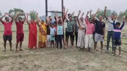 चंदौली: मसौनी में बीच खेत से हटाकर ट्रांसफार्मर शिफ्ट करने व क्षमता वृद्धि बढ़ाने की मांग,150 घरों की बिजली प्रभावित #jansamasya