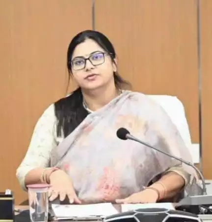 నిర్మల్: ఇల్లు లేని అర్హులకు తప్పకుండా ఇళ్లు:
ఇందిరమ్మ ఇండ్లపై జిల్లా కలెక్టర్ స్పష్టత