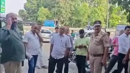 मिल्कीपुर: आशा द्वारा गर्भवती महिला का सिजेरियन कराने की सूचना पर सीएमओ ने बंश हॉस्पिटल कुमारगंज का किया औचक निरीक्षण