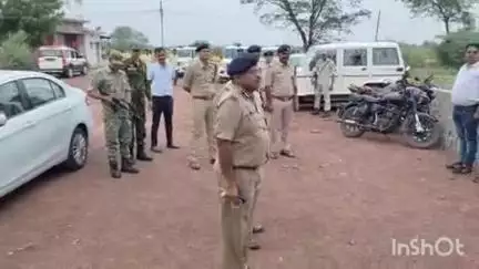 नवागढ़: सोनपुरी गांव का दौरा करते हुए दुर्ग रेंज के आईजी रामगोपाल गर्ग ने हत्या के फरार आरोपी की गिरफ्तारी के दिए निर्देश