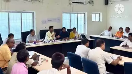 नवादा: बिहार विधानसभा निर्वाचन 2025 की तैयारी को लेकर प्रखंड विकास पदाधिकारी ने 267 विधानसभा के अधिकारियों के साथ की बैठक