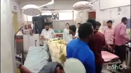 चाका बाईपास पर दो फोर व्हीलर वाहनों की भिड़ंत, दो लोग घायल