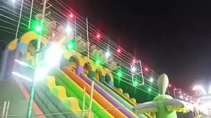 बदायूं: गांधी ग्राउंड में लगी नुमाइश में झूलों के ऊपर से जा रही हैं विद्युत लाइनें, कभी भी हो सकता है बड़ा हादसा